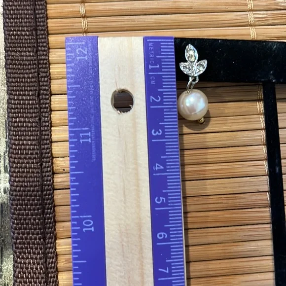 Beautiful leaf Pearl Earrings - Picture 3 of 3